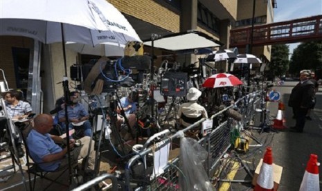 Members of the media wait across St. Mary's Hospital exclusive Lindo Wing in London, Sunday, July 14, 2013, as Britain's Duchess of Cambridge plans to give birth to the new third-in-line to the throne in mid-July.