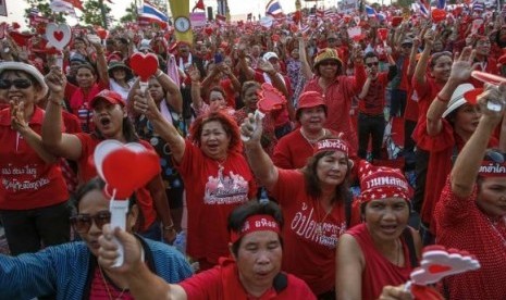 Members of the pro-government ''red shirt'' group take part during a rally in Nakhon Pathom province on the outskirts of Bangkok, April 6, 2014.