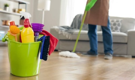 Gambar kegiatan membersihkan rumah