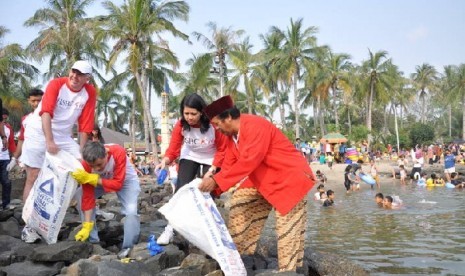 Membersihkan sampah di Ancol