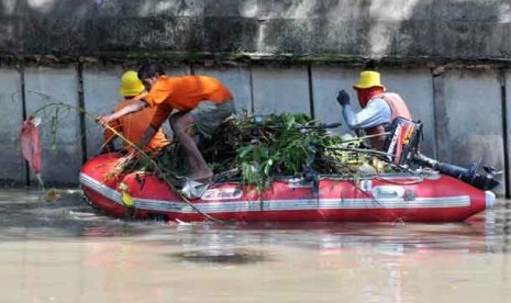 Membersihkan sampah di sungai Kalimas, Surabaya, Jatim. (ilustrasi)