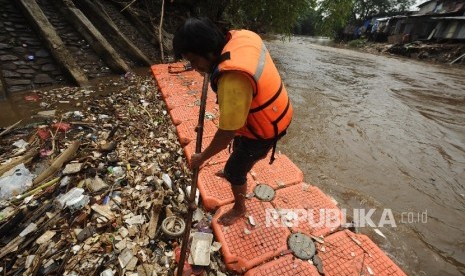 Petugas kebersihan sedang membersihkan sampah. (ilustrasi) 