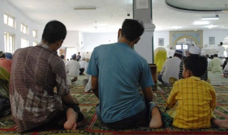 Mendidik anak sholat merupakan kewajiban kedua orang tua. Anak sholat berjamaah di Masjid (Ilustrasi)