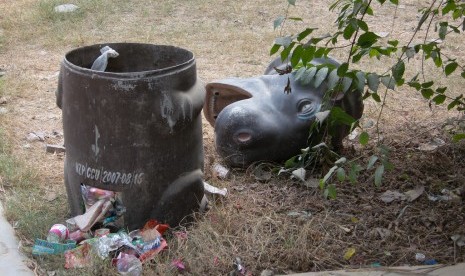 Membuang sampah di tempat tidak selalu jadi kebiasaan mudah.