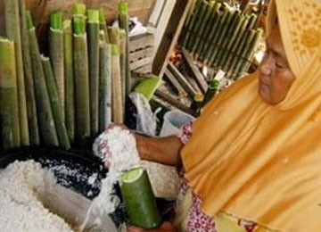 Membuat Lemang Bambu