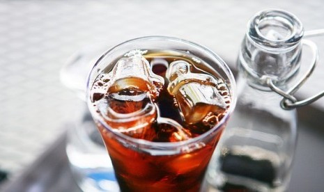 Proses pembuatan cold brew tanpa mesin kopi butuh waktu lama (Foto: ilustrasi cold brew)