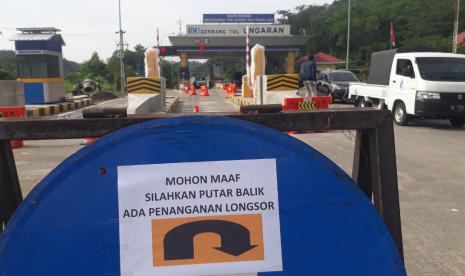 Membuka Akses Tol Tertimbun Longsor Sepanjang Sabtu (30/5) malam hingga Ahad (31/5) pagi, petugas PT TMJ bersama dengan BPBD, Damkar Kabupaten Semarang dan Polres Semarang terus bekerja membersihkan material longsor yang menutup Jalan Tol ruas Banyumanik- Ungaran, di KM 426+600 B, antara Gerbang Tol (GT) Banyumanik- GT Ungaran, di wilayah Kelurahan Susukan, Kecamatan Unraran Timur, Kabupaten Semarang.