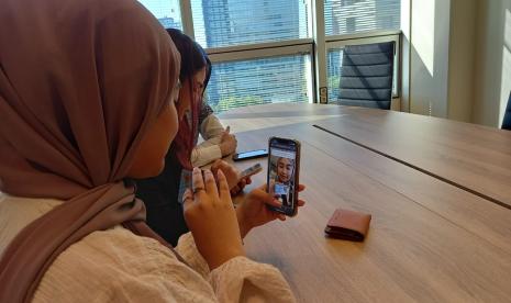 Seorang mahasiswa melakukan pembukaan rekening melalui mobile banking. Internet untuk segala atau Internet of Things (IoT) saat ini menjadi nilai tambah bagi industri jasa keuangan.