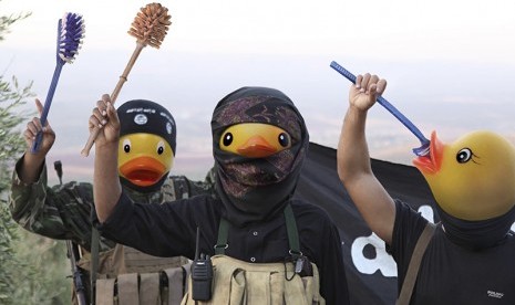 Meme yang mengganti wajah militan ISIS dengan mainan bebek karet.