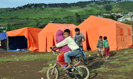 Memeluk anak korban bencana membantu mereka menghilangkan trauma sekaligus memberi kekuatan untuk bertahan.