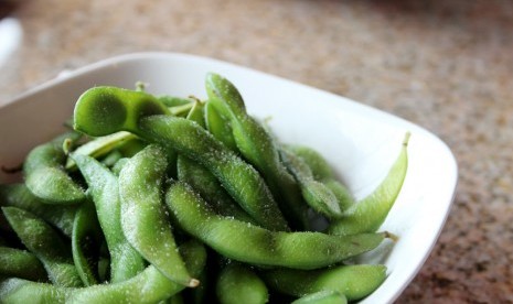 Edamame merupakan sumber protein nabati yang bisa dikonsumsi sebagai camilan atau diolah menjadi campuran salad atau makanan pendamping nasi..