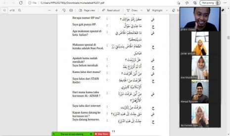 Mempelajari bahasa Arab tentunya tak mudah dilakukan tanpa arahan atau bimbingan dari ahlinya. Al Azhar Pare adalah sebuah lembaga kursus bertempat di Pare, Kediri, Jawa Timur, yang dapat menjadi destinasi untuk mereka yang ingin mempelajari bahasa Arab. Berdiri sejak 1 Januari 2013, Al Azhar mencetuskan kawasan edukasi bernama Kampung Arab Pare yang letaknya berdampingan dengan Kampung Inggris.