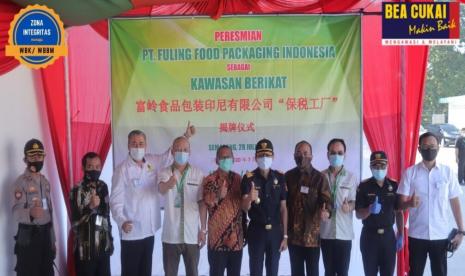 Memperbaiki kondisi perekonomian yang sulit di masa pandemi Covid-19 bukanlah hal yang mudah. Membutuhkan semangat, sinergi dan kolaborasi antar pihak demi kepentingan nasional. Saat ini pemerintah sedang menggalakkan program Pemulihan Ekonomi Nasional (PEN) dengan berbagai kebijakan. Tidak mudah karena seolah berpacu dengan angka penyebaran Covid-19 yang tak kunjung reda. Hal ini diungkapkan Kepala Kantor Wilayah (Kanwil) Bea Cukai Jawa Tengah (Jateng) dan DIY, Padmoyo Tri Wikanto pada Jumat (07/08).