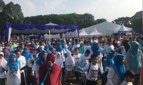 Memperingati Hari Disabilitas Internasional, Kementerian Komunikasi dan Informatika (Kemenkominfo) menggelar senam Bersama Komunitas Penyandang Difabel bersama ribuan warga dan Perhimpunan Humas seluruh Indonesia, di Alun-Alun Kota Tangerang, Ahad (2/12).