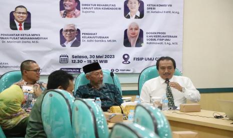 Memperingati Hari Lanjut Usia Nasional (HALUN) ke-27, Majelis Pembinaan Kesejahteraan Sosial Pimpinan Pusat Muhammadiyah bekerja sama dengan Program Studi Ilmu Kesejahteraan Sosial FISIP Universitas Muhammadiyah Jakarta menyelenggarakan diskusi publik dengan dihadiri para pemangku kebijakan, civitas academica, praktisi Kesehatan dan masyarakat untuk mewujudkan Lansia sehat, sejahtera dan bermartabat: Lansia Terawat, Indonesia Bermartabat. Pelaksanaan diskusi publik digelar secara hibrida Selasa (30/5/2023) bertempat di Auditorium Fakultas Ilmu Sosial dan Ilmu Politik Universitas Muhammadiyah Jakarta. 