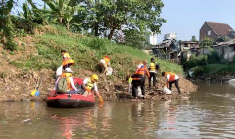 Memperingati Hari Lingkungan Hidup PLN Unit Induk Distribusi (UID) Jakarta Raya bersama dengan Pemprov DKI Jakarta melakukan aksi bersih-bersih di sungai Ciliwung.