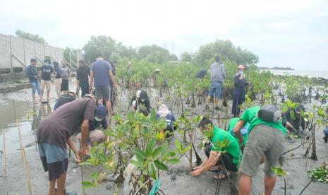 Memperingati hari Menanam Sejuta Pohon tepat pada Ahad (10/1) hotel Aston Priority Simatupang yang telah lulus sertifikasi CHSE ini berkolaborasi dengan komunitas Mangrove Jakarta dan Generasi Baru Indonesia (GENBI) bagian Jakarta, serta mengajak generasi muda untuk meningkatkan penghijauan di Pesisir Marunda, Jakarta Utara dengan menanam 500 pohon Mangrove dan melakukan aksi bersih sampah.  