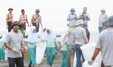 Memperingati Hari Nelayan Nasional (HNN), Selasa (30/4), PT Polytama Propindo besama ratusan warga membersihkan bibir Pantai Glayem di Kecamatan Juntinyuat, Kabupaten Indramayu, sepanjang satu kilometer lebih.