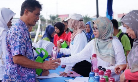 Memperingati Hari Peduli Sampah Nasional (HPSN) 2020 yang jatuh pada 21 Februari, Dinas Lingkungan Hidup dan Kebersihan (DLHK) Kota Depok membagikan 1.000 tumbler gratis.