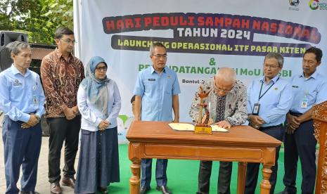 Memperingati Hari Peduli Sampah Nasional (HPSN) 2024 sekaligus peresmian operasional  Intermediate Treatment Facility (ITF) Pasar Niten Bantul, Yogyakarta, PT Solusi Bangun Indonesia Tbk (SBI) yang merupakan anak usaha dari SIG melakukan penandatanganan Nota Kesepahaman Bersama atau Memorandum of Understanding (MoU) dengan Pemerintah Kabupaten (Pemkab) Bantul, DIY, Selasa (27/2/2024).