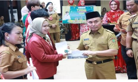 Memperingati Hari Pendidikan Nasional, Gubernur Kalteng H Sugianto Sabran meluncurkan Program 1.000 Rumah Guru Berkah DP 0 persen serta dan penyaluran Tabungan Beasiswa Berkah (TABE) untuk mahasiswa tidak mampu dan yang akan menyelesaikan tugas akhir.