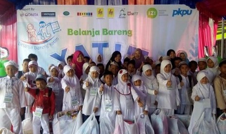  Memperingati Hari Pendidikan Nasional, Lembaga Kemanusiaan Nasional PKPU Balikpapan dan Inisiatif Zakat Indonesia (IZI) Kalimantan Timur mengadakan Belanja Bareng Yatim untuk Pendidikan, Ahad (1/5).