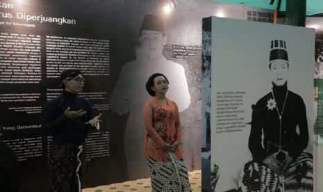 Memperingati jumenengan atau kenaikan tahta Sri Sultan HB X ke-33, Keraton Yogyakarta menggelar simposium internasional dan pameran dengan tema Jayapatra: Dedikasi Yogyakarta Bagi Bangsa.