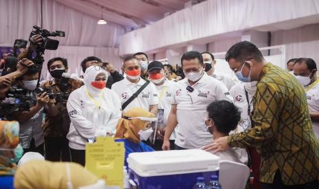 Memperingati milad ke-37 tahun, Asosiasi Penjualan Langsung Indonesia (APLI) bersama Gerak BS berpartisipasi dalam pelaksanaan Vaksinasi Covid-19 untuk pelajar dan masyarakat umum di Garden Ballroom Hotel Sultan Jakarta.