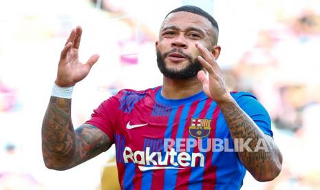 Memphis Depay dari Barcelona luput memanfaatkan peluang tendangan penalti saat menghadapi Rayo Vallecano, Kamis (28/10).