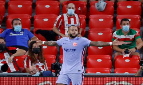 Memphis Depay dari Barcelona merayakan gol.