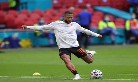  Memphis Depay dari Belanda melakukan pemanasan sebelum pertandingan sepak bola babak penyisihan grup C UEFA EURO 2020 antara Makedonia Utara dan Belanda di Amsterdam, Belanda, 21 Juni 2021.