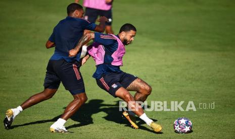 Memphis Depay (kanan) saat sesi latihan timnya di Lisbon, Portugal (18/8/2020). Olympique Lyon akan menghadapi Bayern Munich di semifinal Liga Champions UEFA pada 19 Agustus 2020.