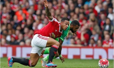 Memphis Depay (merah) pencetak gol Manchester United ke gawang Sunderland.