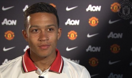 Memphis Depay resmi berseragam Manchester United