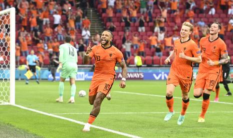  Memphis Depay (tengah) dari Belanda merayakan gol pembuka dari titik penalti pada pertandingan sepak bola babak penyisihan Grup C UEFA EURO 2020 antara Belanda dan Austria di Amsterdam, Belanda, Kamis (17/6). 