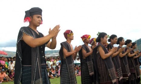 Men and women perform Tor-tor dance (iilustration)  