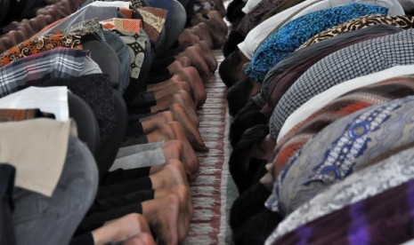 Men perform Friday prayer in a mosque. (illustration)