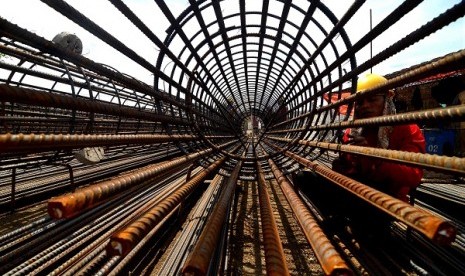 Men work in a construction site in Jakarta. Government plans to implement policy aimed to reduce private debts and to maintain policy of Indonesia's macroeconomic stability. (illustration)