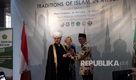 Menag Buka Pameran Tradisi Islam Rusia. Menteri Agama Lukman Hakim Saifuddin membuka kegiatan pameran  foto Tradisi Islam di Rusia di Bayt Alquran dan Museum Istiqlal, TMII,  Jakarta, Selasa (26/2).