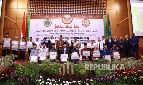 Menag foto bersama para pemenang Musabaqah Hafalan Al Quran dan Hadits ke 10 