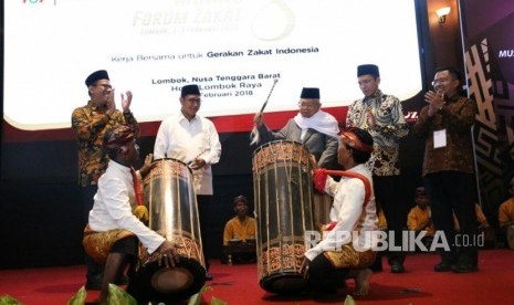 Menag Lukman bersama Ketum MUI KH Ma'ruf Amin pukul Gendang Bledeq buka Munas Forum Zakat. 