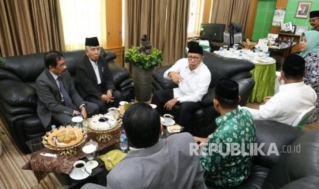 Menag Lukman bertemu Tokoh Sulsel KH Sanusi Baco saat berkunjung ke Kanwil Kemenag Sulawesi Selatan 