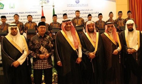 Menag Lukman foto bersama Pangeran Khalid bin Sultan bin Abdul Aziz dan jajaran pemerintahan Arab Saudi serta pemenang MHQH 2018 (Foto: Istimewa)