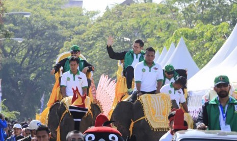 Menag Lukman Hakim Saefuddin mengunggang gajah ketika membuka ajang PIONER ke VIII di Banda Aceh.