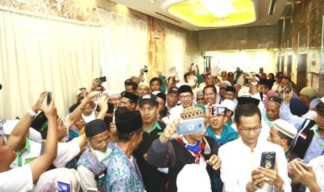 Menag Lukman Hakim Saifuddin berfoto bersama jamaah haji Indonesia usai sidak pemondokan