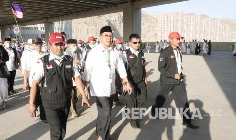 Menag Lukman Hakim Saifuddin berjalan kaki di jamarat untuk melontar jumrah Aqabah.