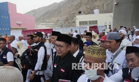 Menag Lukman Hakim Saifuddin berjalan kaki menuju jamarat untuk melontar jumrah pada hari kedua hari tasyriq di Mina, Rabu (14/9). (Republika/Amin Madani)