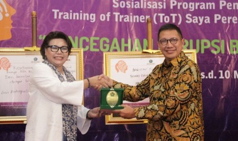 Menag Lukman Hakim Saifuddin dan Wakil Ketua KPK Basaria Panjaitan saat Sosialisasi Program Pencegahan Korupsi Training of Trainer (ToT), di Hotel Lumire, Jakarta Pusat, Kamis (8/3).Sosialisasi Program Pencegahan Korupsi Training of Trainer (ToT), di Hotel Lumire, Jakarta Pusat, Kamis (8/3).