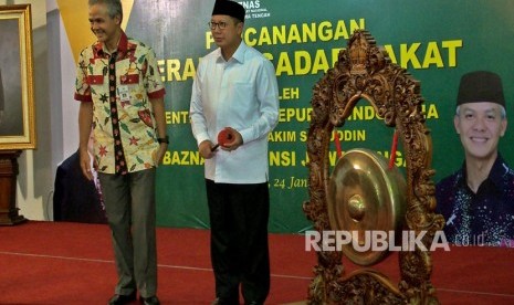 Menag Lukman Hakim Saifuddin (kanan) bersama Gubernur Jateng Ganjar Pranowo, bersiap mencanangkan Gerakan Sadar Zakat, di Semarang, Jawa Tengah, Rabu (24/1). 