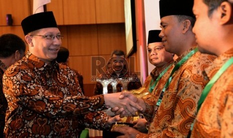 Menag Lukman Hakim Saifuddin memberikan penghargaan saat acara penganugrahan kantor urusan agama (KUA) dan keluarga sakinah teladan tingkat Nasional 2015 Di Jakarta, Selasa (18/8).